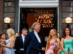 Geniet live van Andr&eacute; Rieu in Maastricht vanaf het terras en verblijf op loopafstand in een DELUXE kamer incl. ontbijt, diner, concert  en NS treinretour!