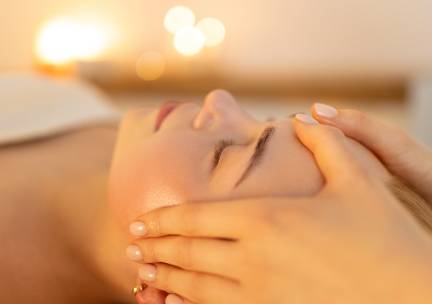 Massage + intakegesprek of gezichtsbehandeling + massage (60 min)