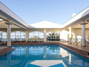 Ontdek het prachtige Madeira vanuit een hotel met zwembad met panoramisch ZEEZICHT incl. vlucht, ontbijt & huurauto!