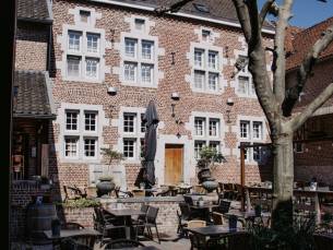 Overnachten in 16e-eeuwse boerderij met brasserie en binnentuin in de Voerstreek net over de grens in Belgi&euml;! Incl. ontbijt of o.b.v. halfpension!