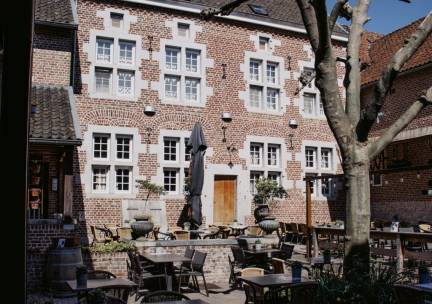 Overnachten in 16e-eeuwse boerderij met brasserie en binnentuin in de Voerstreek net over de grens in Belgi&euml;! Incl. ontbijt of o.b.v. halfpension!