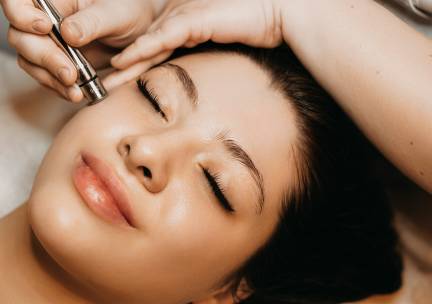 Microdermabrasie-gezichtsbehandeling naar keuze