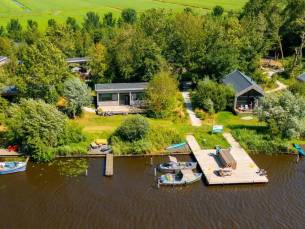 ✨ Wakker worden aan het water? Dat kan! Verblijf in een Waterlodge midden in de rustige omgeving en natuur van Akkrum!