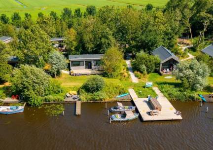 ✨ Wakker worden aan het water? Dat kan! Verblijf in een Waterlodge midden in de rustige omgeving en natuur van Akkrum!