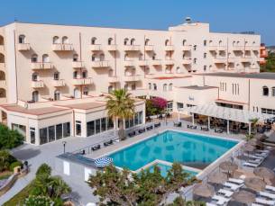 Geniet van de zon in een 4*-hotel aan een rustige baai op Sicili&euml; incl. vlucht, transfer en ontbijt