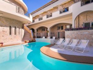 Neikos Luxury Suites