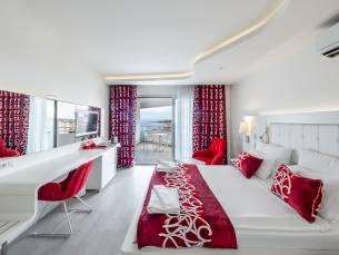 Laguna Beach Alya Resort