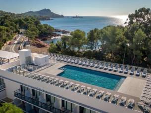 FLASHDEAL! ⚡ Luxe 4*-hotel met 2 zwembaden direct aan de C&ocirc;te d'Azur in St-Rapha&euml;l op 50m van het strand o.b.v. all-inclusive light