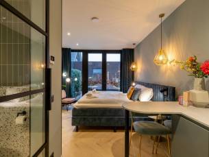 Stijlvolle studio ZEE voor 2 personen met zonnig priv&eacute;terras | Dishoek - Van der Manderelaan 16