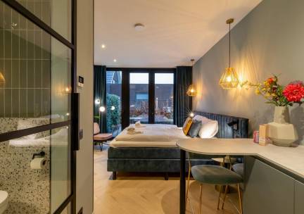 Stijlvolle studio ZEE voor 2 personen met zonnig priv&eacute;terras | Dishoek - Van der Manderelaan 16