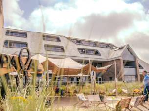 Geniet 3, 4, 5 of 6 dagen in een luxe 4*-hotel direct aan het strand van Terschelling in een DELUXE kamer incl. ontbijt, welkomstdrankje & GRATIS parkeren!