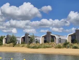FLASHDEAL! ⚡ Geniet van een onvergetelijke familievakantie in Brabant bij EuroParcs De Kraaijenbergse Plassen in een luxe VILLA met prachtig uitzicht op de natuuroever!