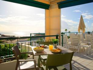 Ontdek het zonnige zuiden van Gran Canaria in een appartement met ROOFTOP POOL, dicht bij het strand incl. vlucht