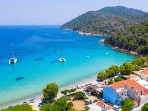 Zonvakantie op Samos! Verblijf aan het strand o.b.v. halfpension en incl. vlucht en huurauto