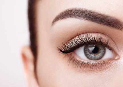 Wenkbrauwbehandeling of wimperlift + evt. verven