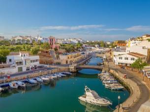 Verblijf in een appartement nabij het strand op Menorca incl. vlucht en huurauto