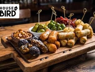 Proefplankje met 4 glazen bier of 2 glazen wijn + borrelplank bij House of Bird Diemerbos