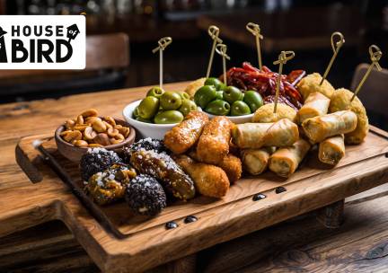 Proefplankje met 4 glazen bier of 2 glazen wijn + borrelplank bij House of Bird Diemerbos