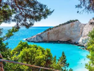 Vier je vakantie met een hotel op het prachtige strand van Lefkas! O.b.v halfpension incl. vlucht en huurauto