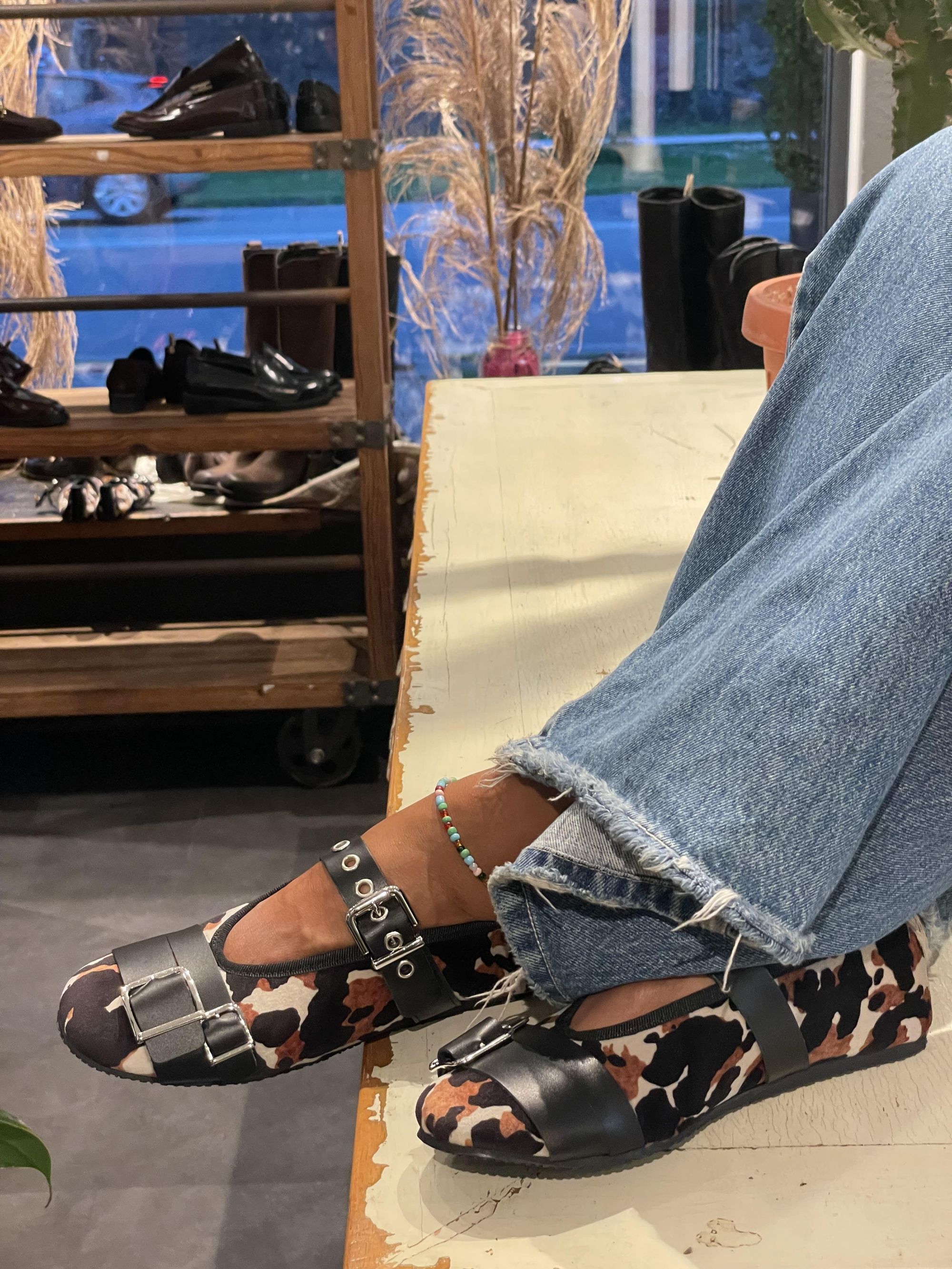 OFFICINA - BALLERINE IN CAVALLINO STAMPA MUCCA CON BORCHIE ART. 5225