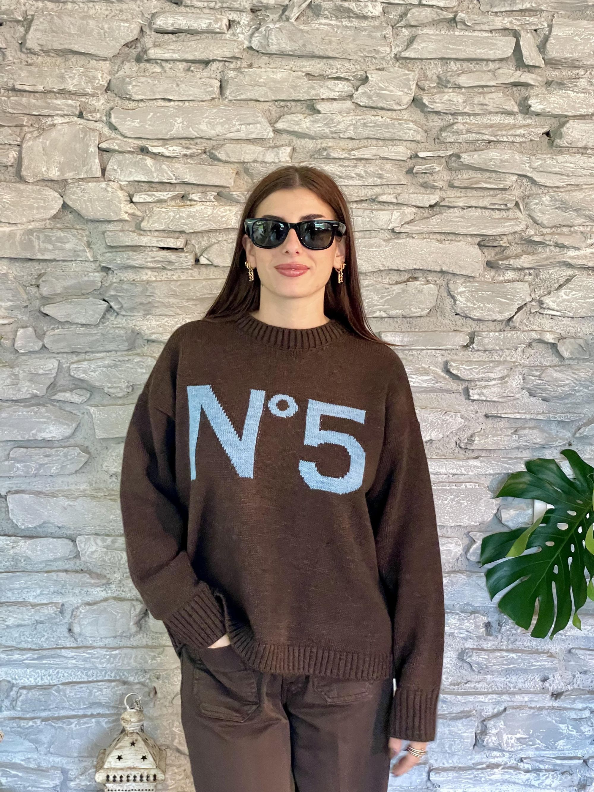 TENSIONE IN - MAGLIA MARRONE CON RICAMO N°5 ART. W5HMJ56A400
