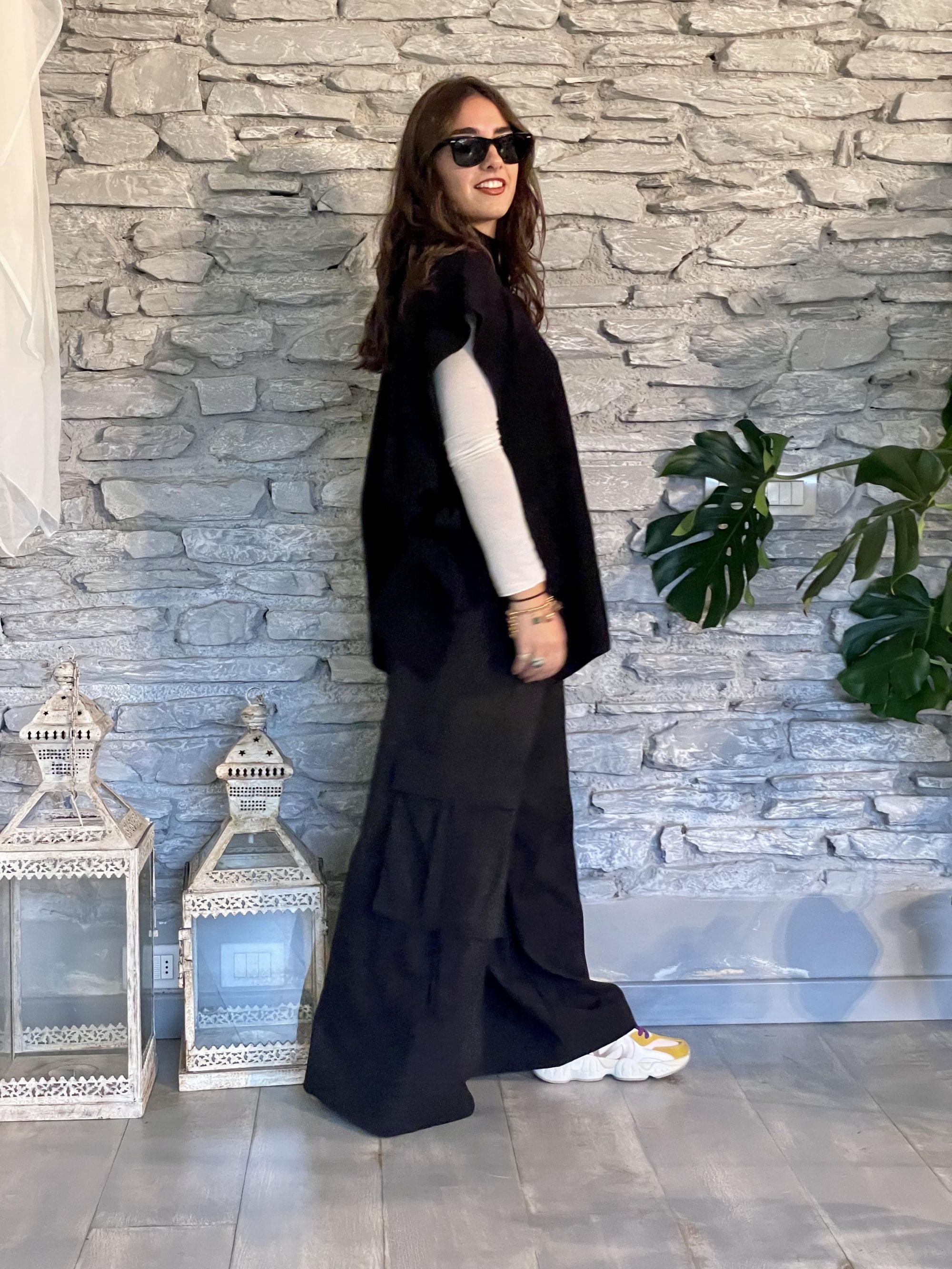 SUSY MIX - MAGLIA NERA CON SPACCHI LATERALI E FIOCCO ART. S7038