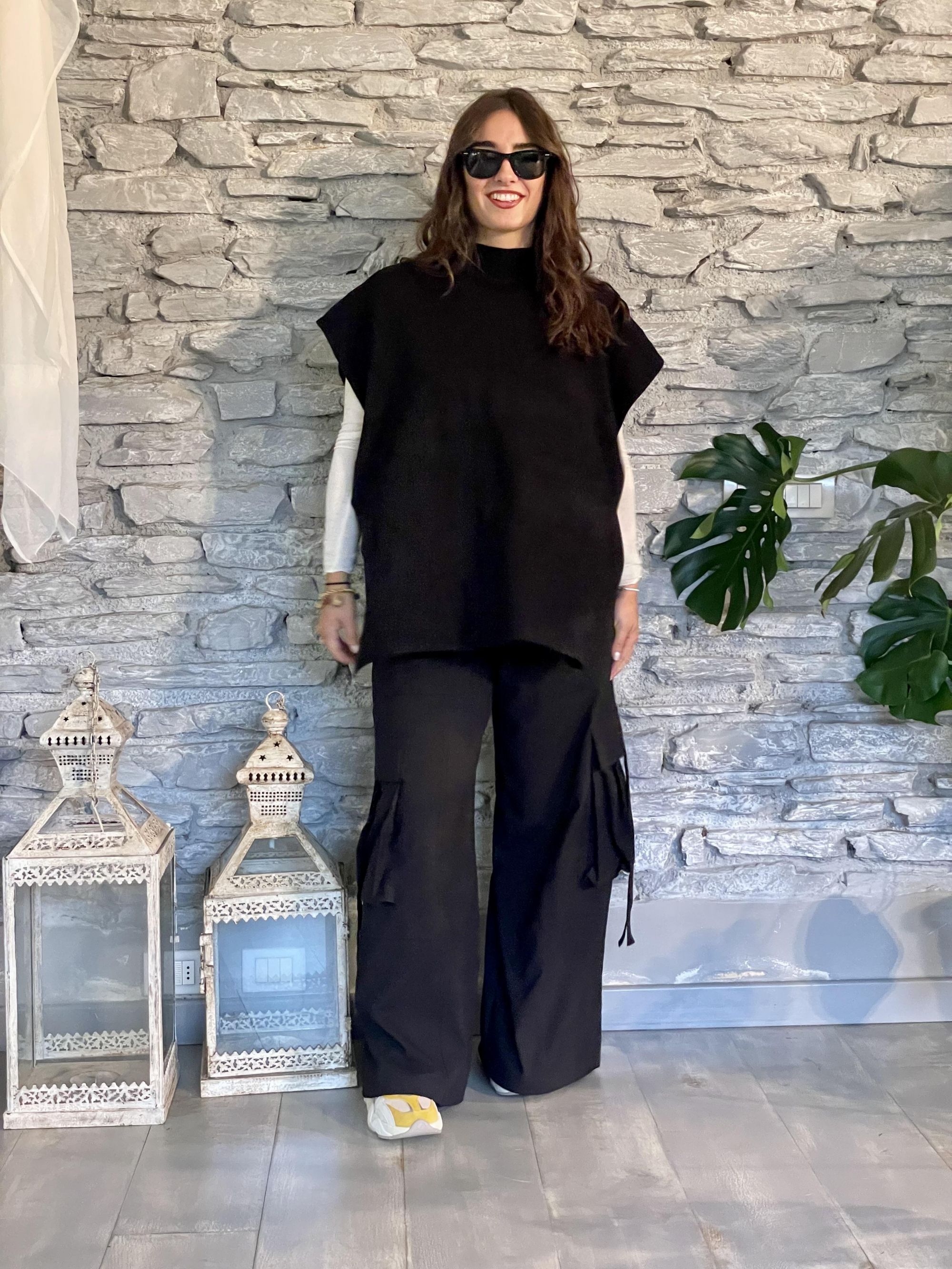 SUSY MIX - MAGLIA NERA CON SPACCHI LATERALI E FIOCCO ART. S7038