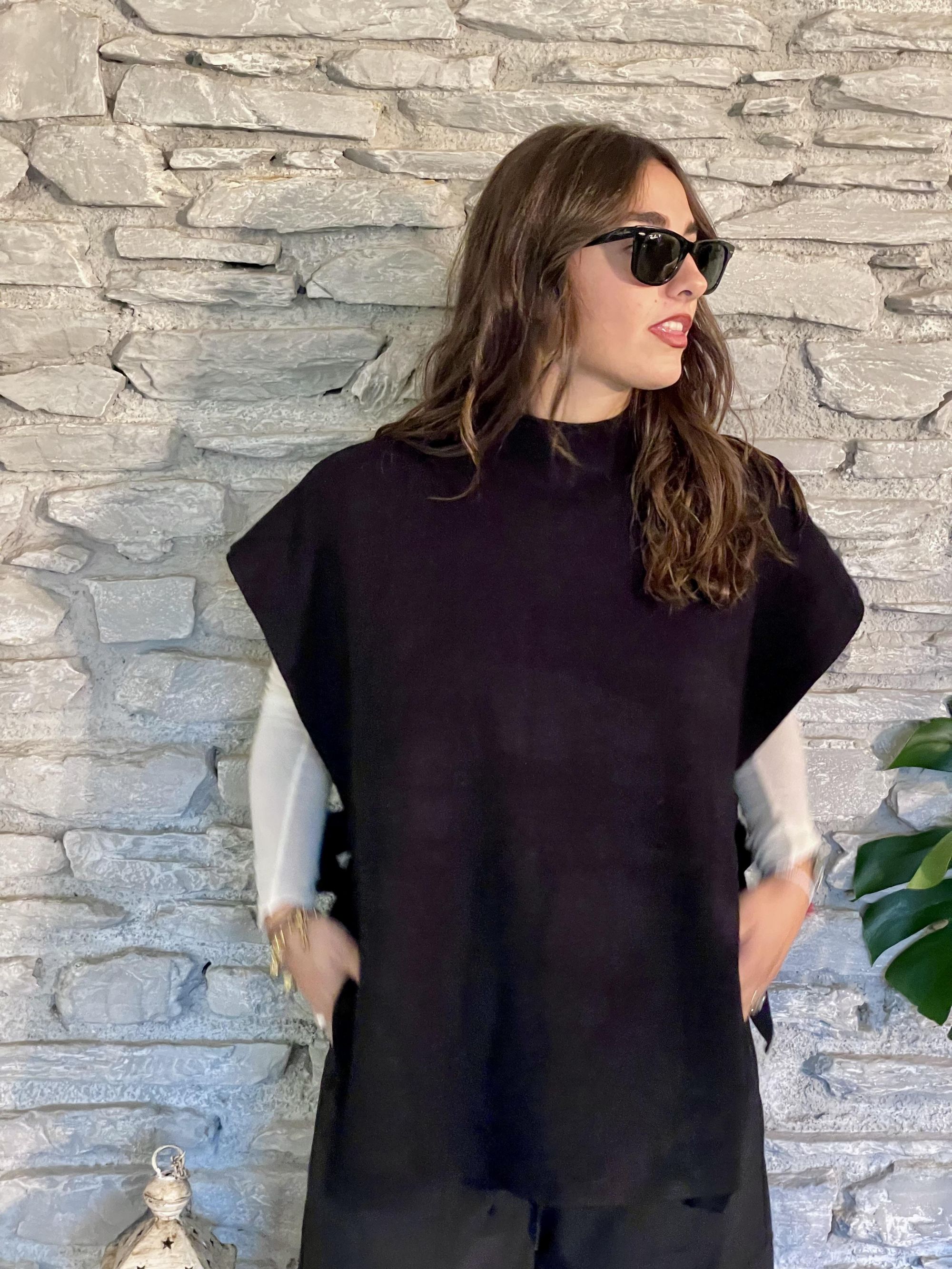 SUSY MIX - MAGLIA NERA CON SPACCHI LATERALI E FIOCCO ART. S7038