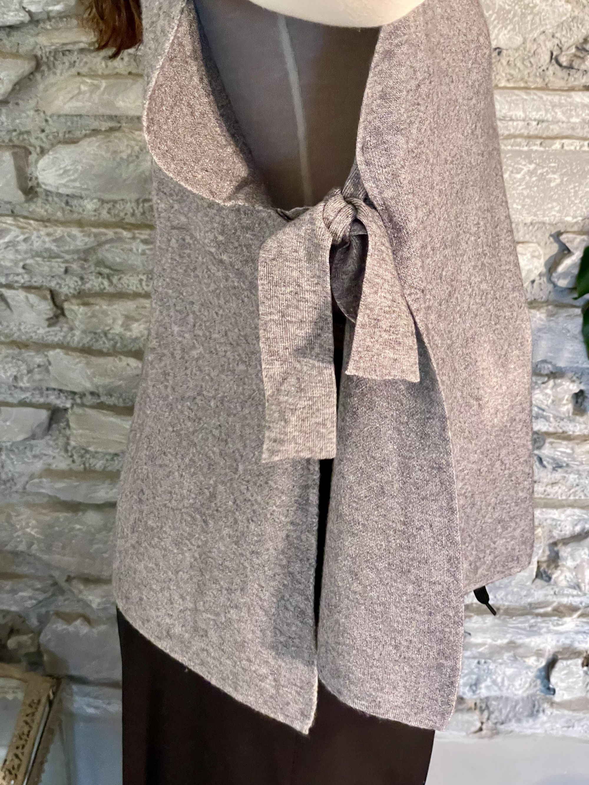 SUSY MIX - GILET GRIGIA CON SPACCHI LATERALI E FIOCCO ART. S7038