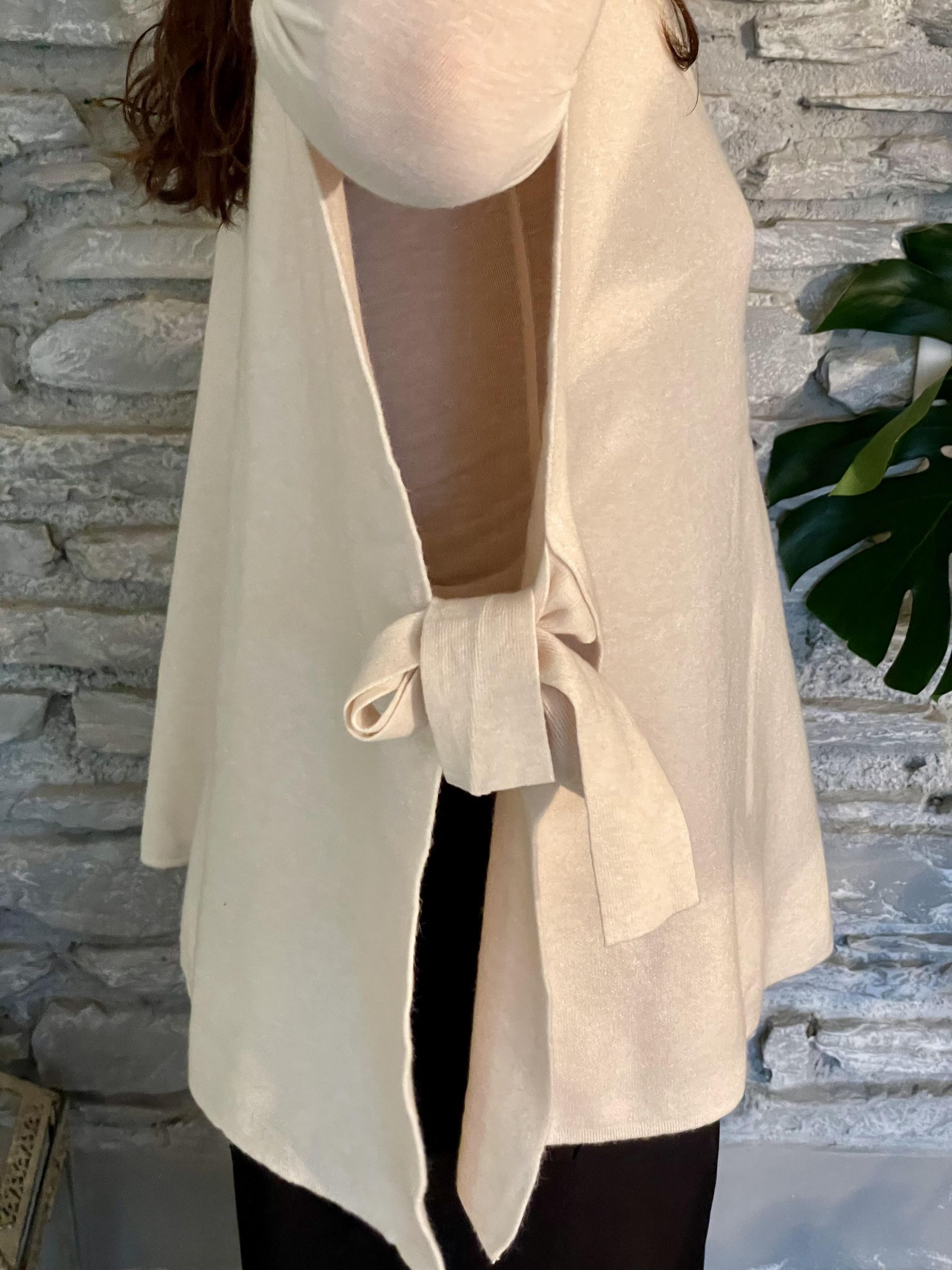 SUSY MIX - GILET COLOR CREMA CON SPACCHI LATERALI E FIOCCO ART. S7038