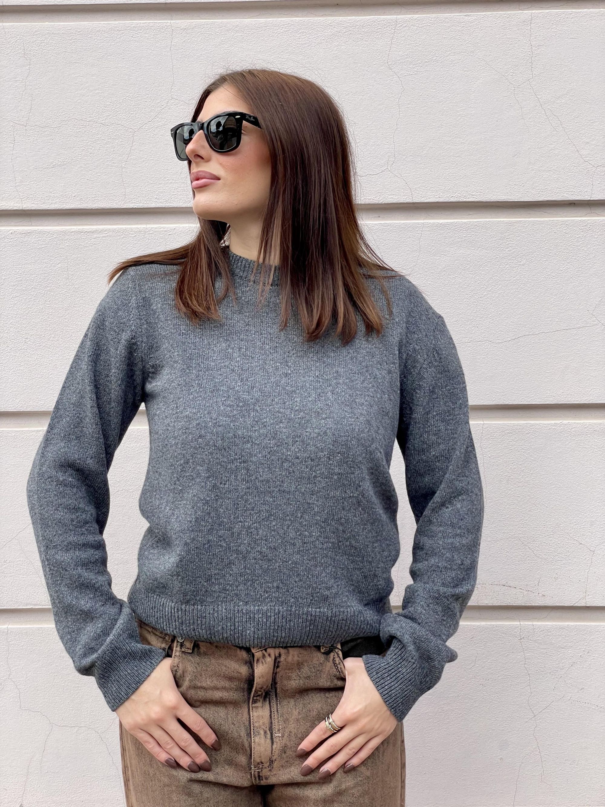 TENSIONE IN - MAGLIA GRIGIA PARICOLLO CON SPALLINE IMBOTTITE ART. D81026-APP5