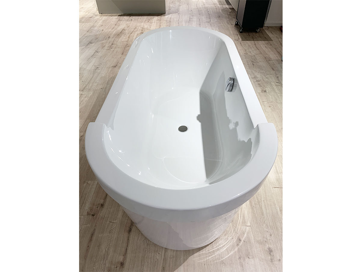 Freestanding oval shaped Starck bathtub in acrylic, Duravit Deesup