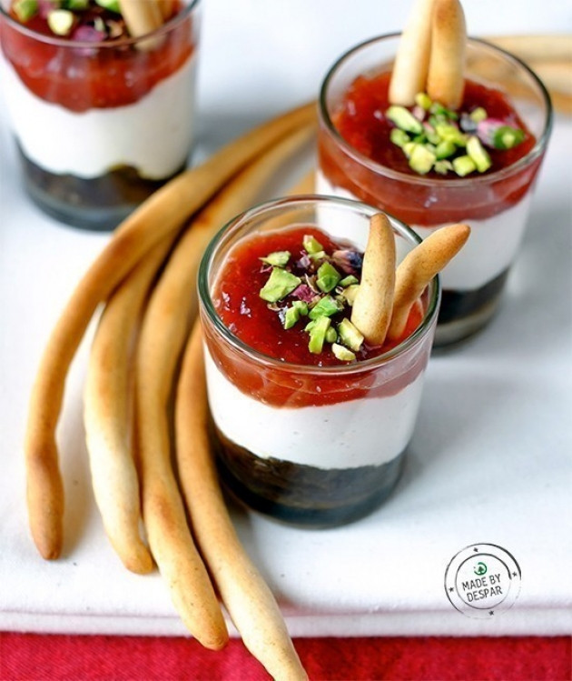 Bicchierini salati con crema di macadamia e composta di fragole