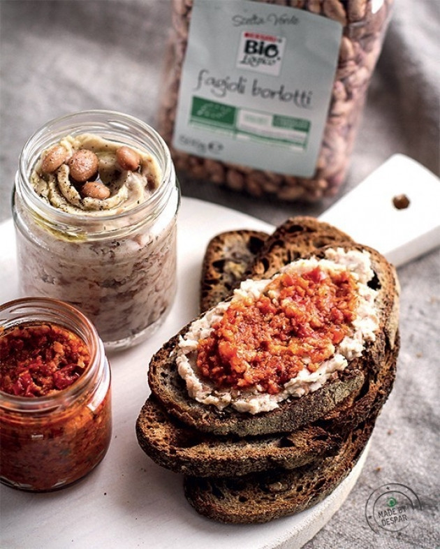 Bruschette con crema di borlotti e pesto di pomodori secchi Despar Tribù