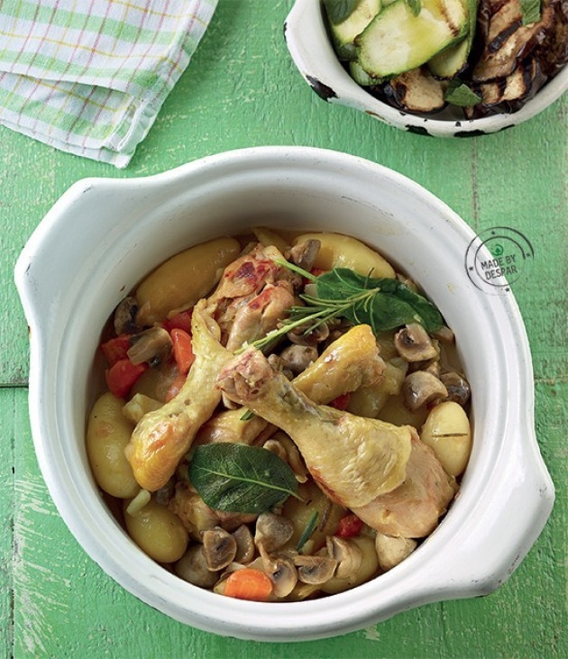 Cosce di pollo con patate, funghi champignon e verdure ...
