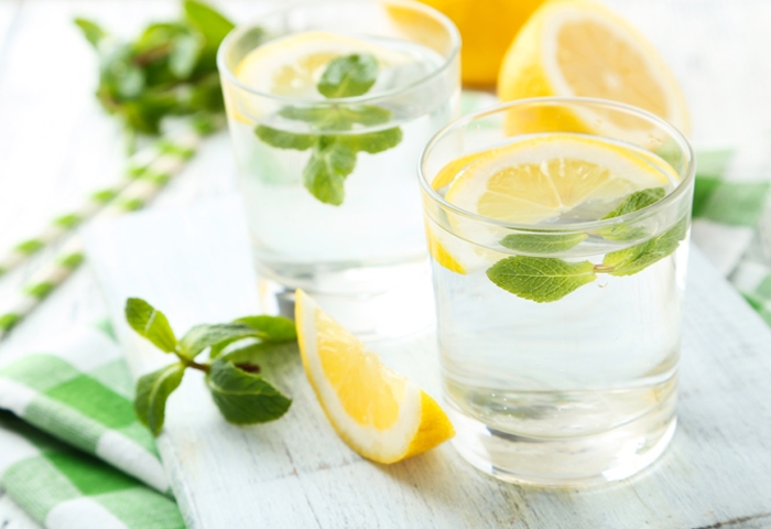 Acqua aromatizzata alla menta, limone e zenzero