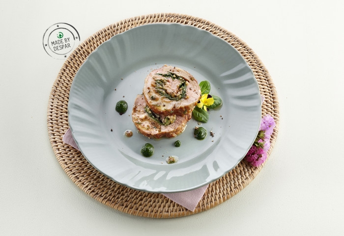 Arrosto di vitello con cuore di spinaci e salsa alle mandorle