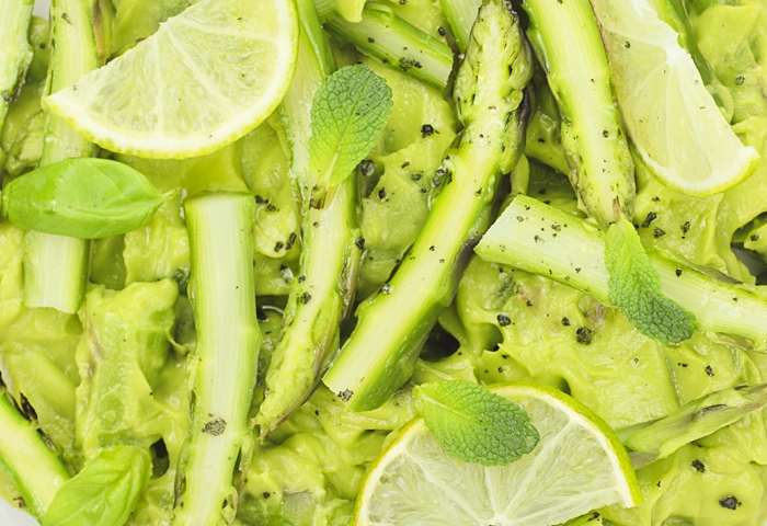 Asparagi con maionese di avocado al lime