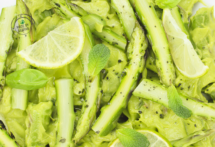 Asparagi con maionese di avocado e lime