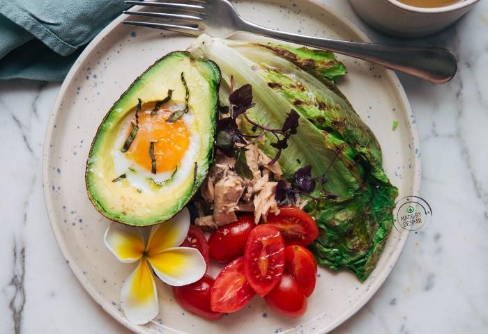 Avocado ripieni con uova