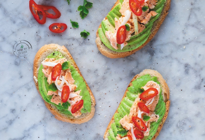Avocado toast al salmone, cipollotto e peperoncino