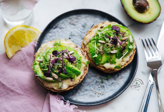 Avocado toast con hummus e semi