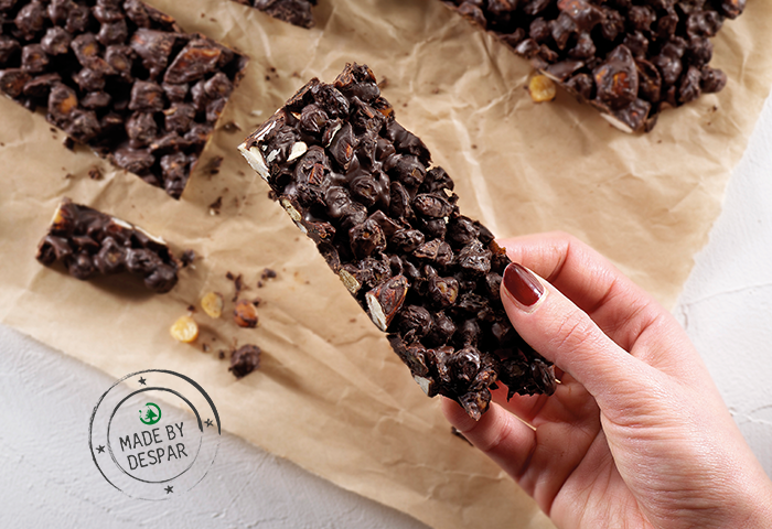Barrette di ceci, cioccolato fondente, mandorle e uvetta