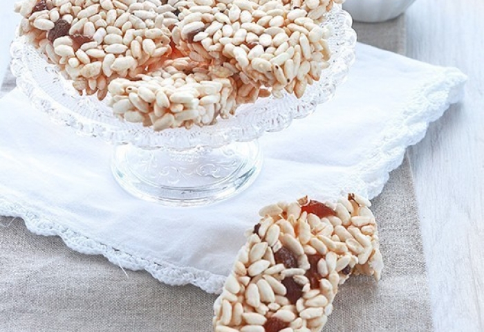 Barrette di riso soffiato e albicocche secche
