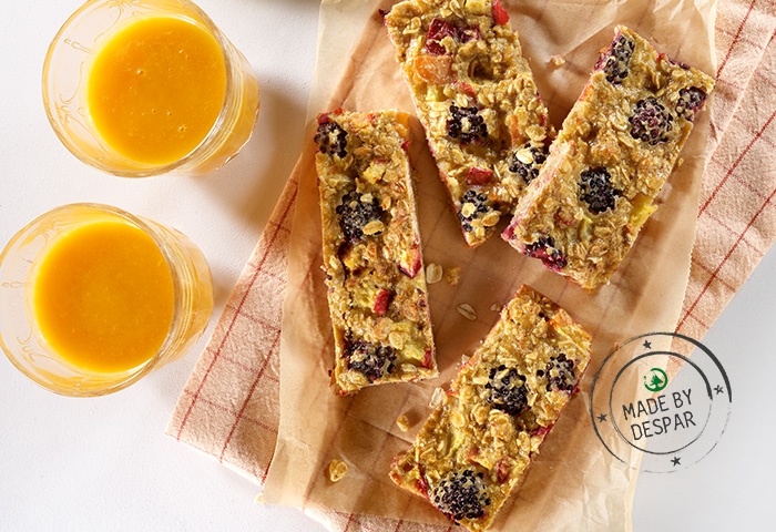 Barrette morbide di avena con pesche e more