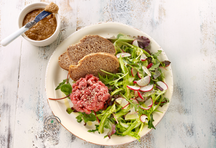 Battuta di manzo con asparagi, pane integrale e salsa tahina