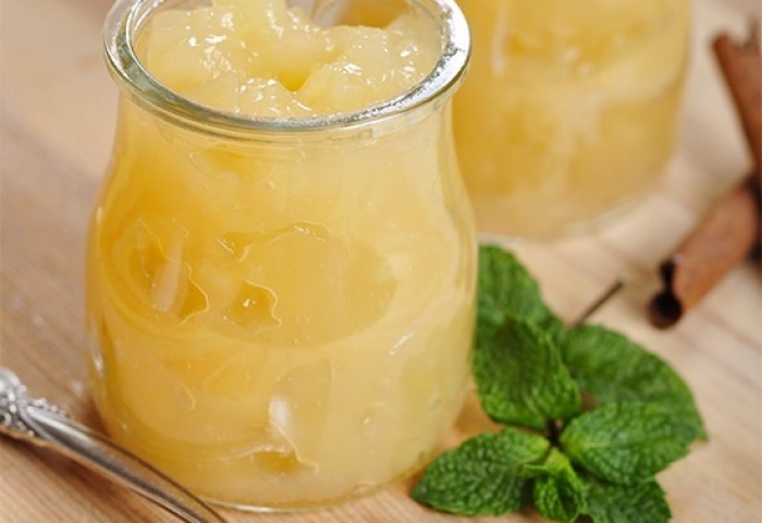 Bicchierini con purea di frutta e cereali