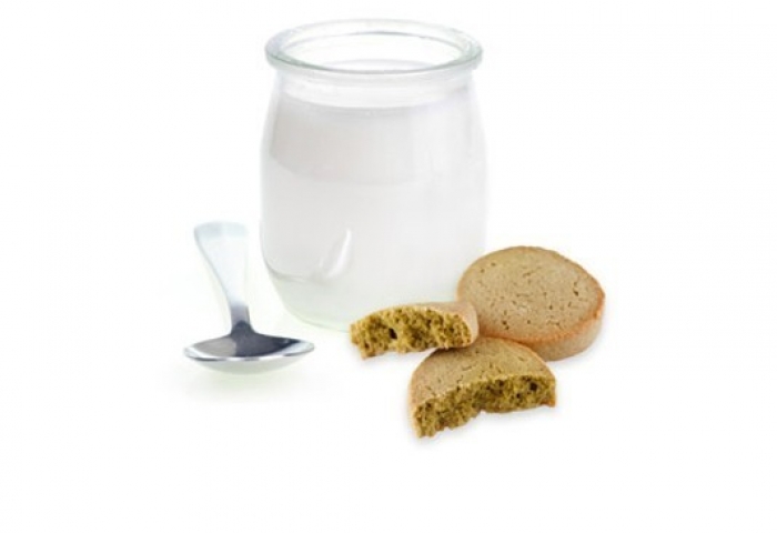 Bicchierini di yogurt con biscotti al tè verde