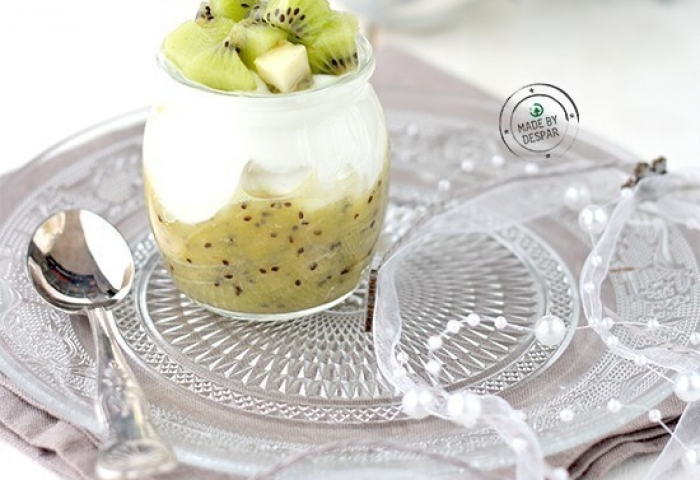 Bicchierini di yogurt greco e kiwi