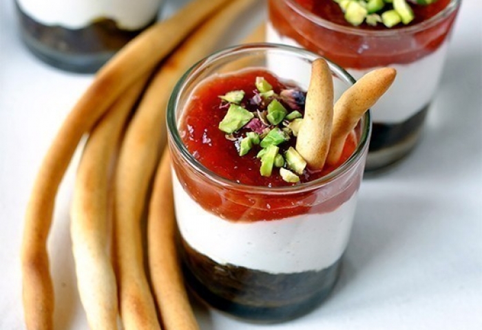 Bicchierini salati con crema di macadamia e composta di fragole